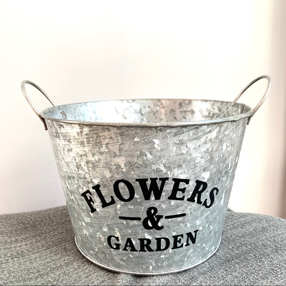 Beautiful set of 2 farmhouse shabby chic planters - Picture 4 of 7